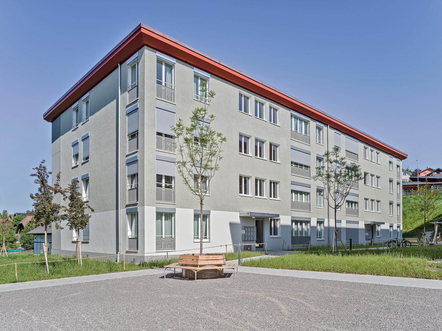Mitten im historischen Zentrum von Steffisburg, gut abgeschirmt nur 80 Meter neben der Dorfstrasse, hat HRS vier Mehrfamilienhäuser mit total 89 Mietwohnungen und Gewerbeflächen realisiert. Mit dem Neubau auf dem grösstenteils unbebauten Areal wurde einem Wunsch der Gemeinde nach innerer Verdichtung entsprochen.Mitten im historischen Zentrum von Steffisburg, gut abgeschirmt nur 80 Meter neben der Dorfstrasse, hat HRS vier Mehrfamilienhäuser mit total 89 Mietwohnungen und Gewerbeflächen realisiert. Mit dem Neubau auf dem grösstenteils unbebauten Areal wurde einem Wunsch der Gemeinde nach innerer Verdichtung entsprochen. KONZEPT/ARCHITEKTUR Drei grössere und ein kleineres Gebäude sowie Grün- und Freiflächen machen die hindernisfreie Überbauung zu einem ansprechenden Wohnquartier im Zentrum von Steffisburg. Dank der ästhetisch ausgewählten Materialien für die Aussenhülle fügen sich die Neubauten nahtlos ins Bild des historischen Dorfkerns ein. Die grossflächigen Holzverschalungen wirken im Zusammenspiel mit den zwei unterschiedlich farbigen Verputzflächen zeitlos und dennoch stilvoll. Für Luft zwischen den leicht versetzt angeordneten, vierstöckigen Wohnbauten sorgen auch die innenliegenden Loggias – sie harmonieren perfekt mit der geradlinigen, aufgeräumten und attraktiven Gestaltung des Quartiers. Mit ihren grosszügigen Aussenräumen weisen die Kleinwohnungen eine hohe Qualität auf. Die unterschiedlichen Wohnungstypen richten sich mehrheitlich auf zwei oder mehr Fassaden aus. Die Überbauung wurde in Massivbauweise erstellt. Die vier Gebäude stehen auf einem Untergeschoss, während sich dazwischen eine Tiefgarage für 73 Abstellplätze erstreckt. Die Fassade besteht aus einer Kompaktfassade nach Minergie® P-Standard mit einem robusten mineralischen Putz. Die Balkonschichten werden mit einer Holzschalung akzentuiert und erinnern an die Lauben der Umgebung. ENERGIEKONZEPT/NACHHALTIGKEIT Die Überbauung Scheidgasse erfüllt die strengen Vorgaben von Minergie-P®; auf eine Zertifizierung wurde jedoch verzichtet. Auf allen vier Gebäuden wird mit Photovoltaikanlagen eigener Strom produziert. Insgesamt erzielen die Photovoltaikanlagen eine Leistung von 340 Wp.Die Wärmeenergie liefert die NetZulg AG: Das Fernwärmenetz aus Steffisburg produziert die Energie hauptsächlich mit Abwärme aus der Kehrichtverbrennungsanlage sowie mit einem Blockheizkraftwerk.