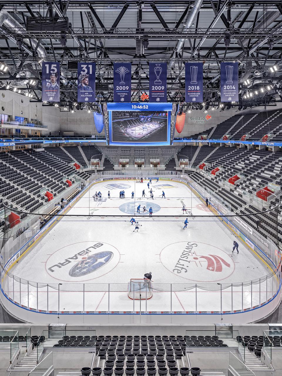 Eishokeystadion Zürich Swisslife Arena Altstetten. Innenaufnahme von der Tribühne aus. ZSC Spieler trainieren auf dem Ein.