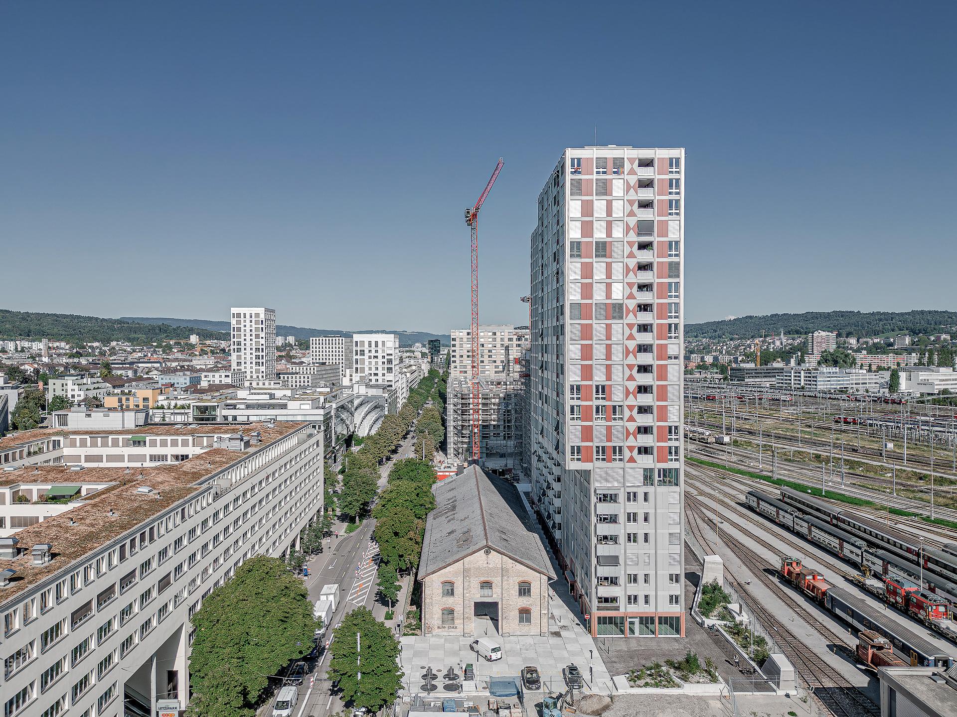 Drohnenaufnahme vom Letziturm Zürich, Blickrichtung Schlieren.