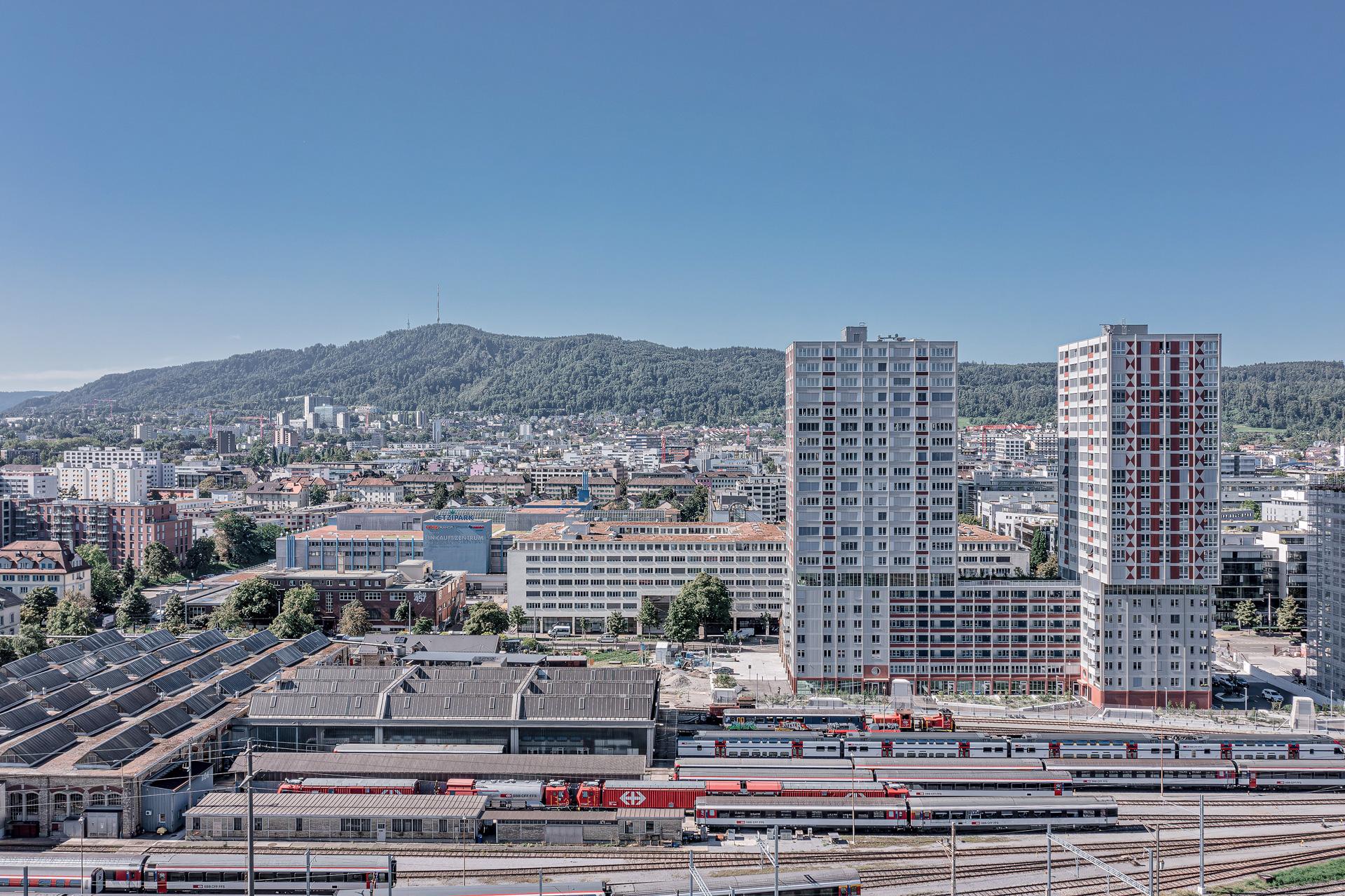 Drohnenaufnahme vom Letziturm. Foto über dem Gleisfeld aufgenommen. Sicht Richtung Uetliberg